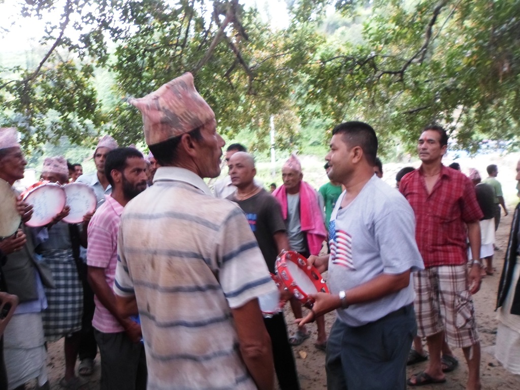 जोगाऔं संस्कृति,मनाऔं चाडपर्व पवित्र धार्मिक स्थल अम्लेश्वर महादेवको मन्दिर बैरेनी ९ महेशदोभानमा जनैपूर्णिमाको मेलामा भजन प्रस्तुत गर्दै स्थानीयवासी तस्बिर : केशव अधिकारी /धादिङन्युज