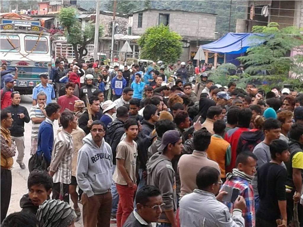 दुर्घटनामा एक जनाको ज्यान जानुका साथै दुई जना घाईते भएको विरोधमा सडकमा प्रदर्शन गरेर सवारी आवागमनमा अवरोध पुर्याउंदै चितवन फिस्लिङका स्थानीय वासी तस्बिर सौजन्य-वलराम मरासिनी /लेखा अधिकृत जिविस धादिङ