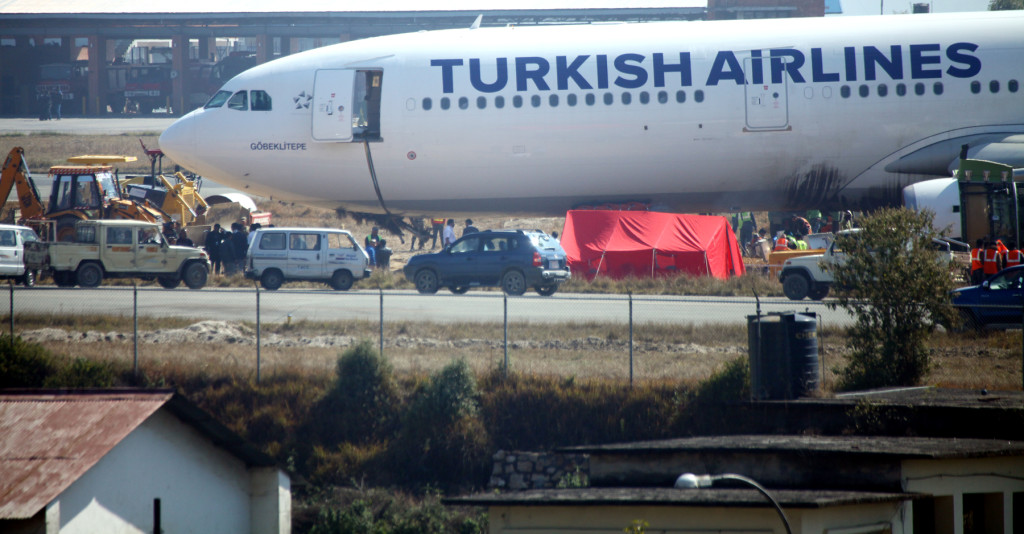 Changing the nose wheel of the Turkish Airlines Airbus Continuou